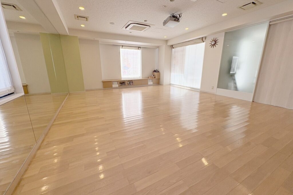 Nandanaのスタジオ（広々としたレッスンスペース）